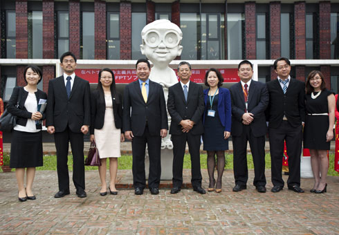 Tiếp đón ngài Đại sứ có Chủ tịch Trương Gia Bình, Phó TGĐ FPT Chu Thanh Hà và Chủ tịch FPT Software Hoàng Nam Tiến.