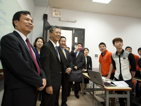 Ông Hiroshi Fukada cũng dành lời khen ngợi cho các sinh viên Đại học FPT khi dự giờ học tiếng Anh.
