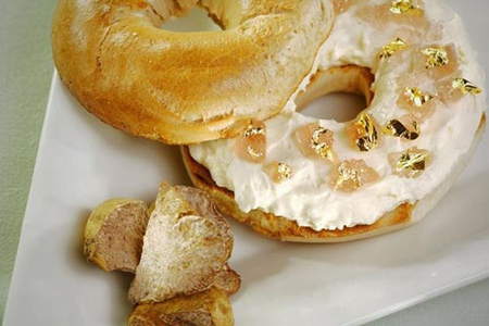 phần nhân bánh lại được làm từ nấm trắng Alba Italy - một trong những thực phẩm đắt đỏ nhất thế giới, hạt kỳ tử cũng những viên thạch dát vàng lá.