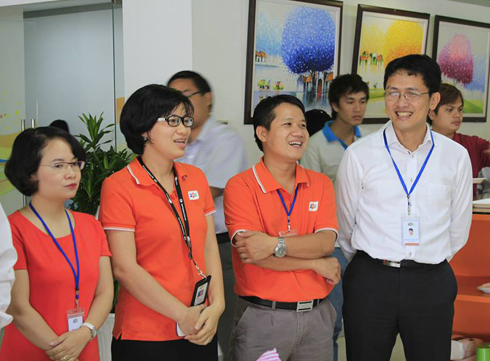 TGĐ Nguyễn Thành Lâm (ngoài cùng bên phải) và các lãnh đạo cùng cười tươi khi nhận lời chúc của Chủ tịch FPT Software.