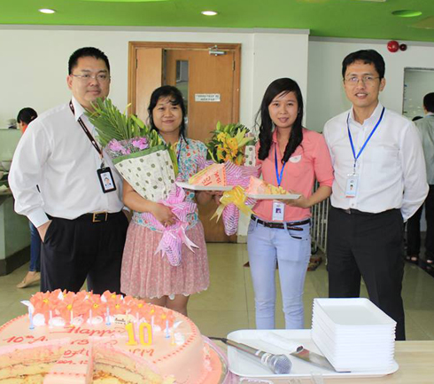 Chủ tịch và TGĐ FPT Software tặng hoa hai nữ nhân viên kỳ cựu của chi nhánh.