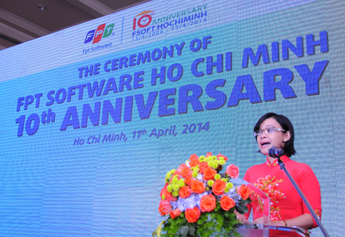 Bà Trương Ngọc Yến, đại diện Ban Thi đua - Khen thưởng TP HCM, đọc quyết định khen thưởng của UBND TP.