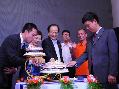 Phó Chủ tịch Lê Mạnh Hà (thứ 3 từ trái qua) và lãnh đạo FPT cắt bánh mừng sinh nhật chi nhánh.
