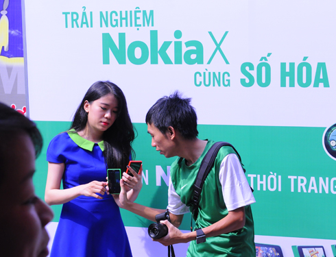 Tiếp theo sự kiện tại Hà Nội, buổi giao lưu trao đổi về sản phẩm điện thoại Nokia chạy Android đầu tiên đã diễn ra tại TP HCM, thu hút khá đông các bạn trẻ đam mê công nghệ.