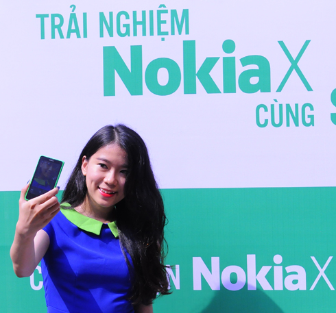 Nữ PG của chương trình thử chụp ảnh bằng Nokia X. Nokia X được bán ở thị trường Việt Nam từ tháng 3 với giá 2,55 triệu đồng. Sản phẩm đầu tiên của Nokia chạy nền tảng Android này là một lựa chọn đáng cân nhắc vì kết hợp được những yếu tố cơ bản: thiết kế tốt, cấu hình ổn, kết nối nhanh và giá không quá cao so với điện thoại cơ bản (feature phone).