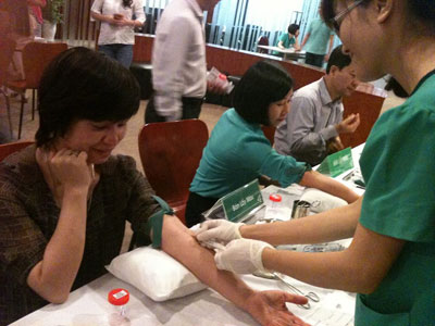 CBNV FPT HO tham gia lấy máu xét nghiệm vào sáng 18/4 tại Hà Nội. Ảnh: Thu Hằng.