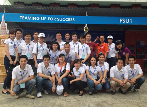 Đội tình nguyện viên, là nhân viên FPT Software, hỗ trợ nhiệt tình cho sự kiện lớn nhất trong năm của FPT Software.