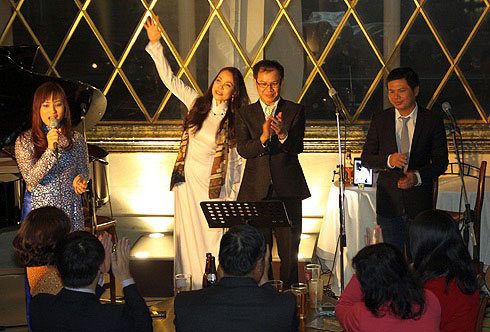 Đêm nhạc Diễm xưa do TGĐ FPT Bùi Quang Ngọc tài trợ đã thu hút 200 người tham dự, đặc biệt có cả Đại sứ Việt Nam tại Nhật Đoàn Xuân Hưng. Ảnh: C.T.