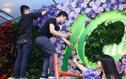 Thay vì dùng màn hình chiếu trên sân khấu, Ban tổ chức đặt bức tường hoa khổng lồ làm điểm nhấn trung tâm cho toàn bộ Dạ tiệc kỷ niệm 10 năm báo Ngoisao.net.