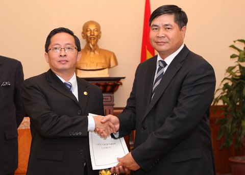 Ông Trần Kim Chung, Chủ tịch Tập đoàn C.T Group (trái) được Thứ trưởng Ngoại giao Đoàn Xuân Hưng (phải) trao “Quyết định Lãnh sự Danh dự” của Bồ Đào Nha ở Hà Nội ngày 5/9. Ảnh: A.T.