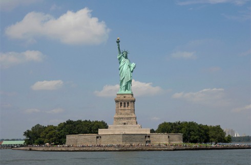 Liberty là hòn đảo nổi tiếng của New York với bức tượng Nữ thần Tự do ngự trị trên đảo bao lâu nay. Chính vì vậy nơi đây còn được gọi là ‘đảo tự do’. Nhưng gần đây nhiều người phát minh cho nó một tên mới là ‘Lie Island’ – nghĩa là ‘đảo nói dối’. Vì theo họ các dịch vụ trên đảo không được thực hiện như những gì các công ty du lịch đã nói. Bất kỳ điều gì cũng đều khiến khách du lịch phải chờ đợi với cảm giác khó chịu. Chẳng hạn như việc du khách bị giữ chân hàng giờ trên các chuyến phà do dịch vụ chậm trễ để có thể tiếp cận với hòn đảo.