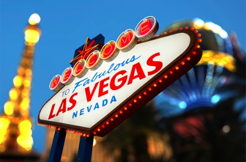 Một điểm đến nữa bạn cũng nên cảnh giác khi lên kế hoạch du lịch chính là Las Vegas. Thành phố này nổi tiếng sầm uất với các hoạt động về đêm cũng như các sòng bạc casino. Nhưng nhiều người cho rằng không có gì chán bằng việc tự nhốt mình trong các căn phòng bị bao vây bởi khói thuốc và những ánh đèn sáng chói. Mặc dù giá phòng tại Las Vegas khá rẻ, giá thức ăn hợp lý với nhiều món ngon hấp dẫn… Tuy nhiên đây chính là ‘chiêu’ giữ chân khách của các khu vui chơi giải trí.
