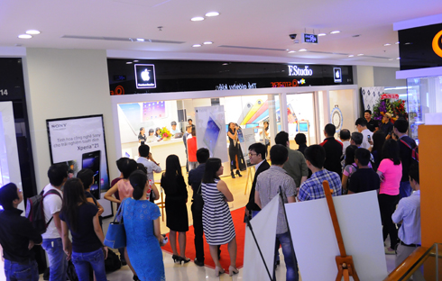 Công ty CP Bán lẻ Kỹ thuật số FPT (FPT Retail) đã chính thức khai trương cửa hàng theo chuẩn APR mới nhất, đầu tiên của Apple tại Việt Nam với thương hiệu F.Studio by FPT tại Vincom A, TP HCM vào sáng 19/4.