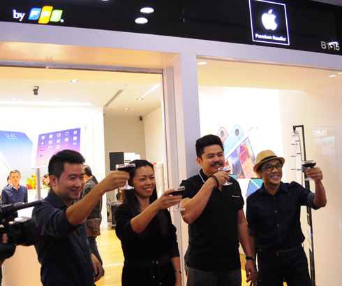 Nghệ sỹ ưu tú Thành Lộc, ngoài cùng bên trái, cũng đến chia vui với FPT Retail.