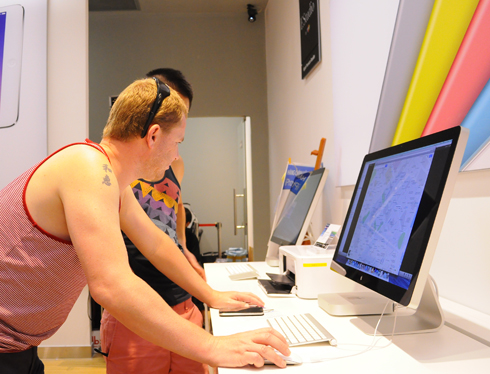 Morten Magnus, du khách người Na Uy, đang cùng tra cứu các điểm đến trong chuyến hành trình sắp tới trên dàn máy iMac của F.Studio.