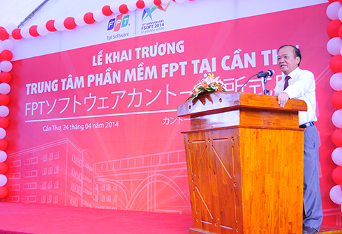 Anh Hoàng Minh Châu đại diện FPT phát biểu. “Từ một giấc mơ được cho là viển vông và lãng mạn, sau 15 năm, FPT Software đã đạt được 100 triệu USD và 5.000 nhân viên, trở thành một trong những công ty phần mềm toàn cầu lớn nhất khu vực Đông Nam Á, 100% đi lên từ chính nội lực Việt Nam”.