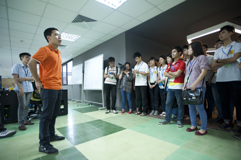 Sinh viên thăm quan nơi làm việc của FPT Software tại Hòa Lạc trong sự kiện Open Doors Day 2014. Ảnh: Nguyên Anh