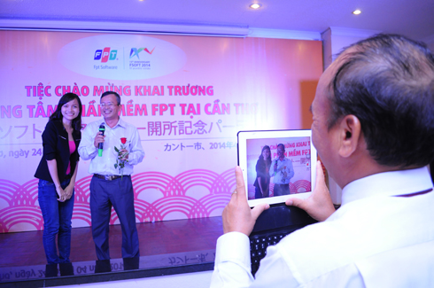 Anh Hoàng Minh Châu dùng iPad để ghi lại phần biểu diễn của đại diện lãnh đạo địa phương.