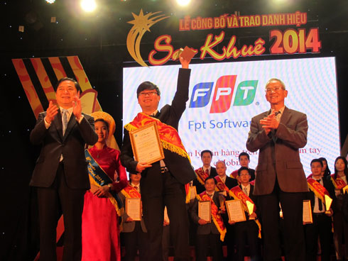 Anh Trương Duy Khoa, Trưởng phòng Sản xuất, FSU3, FPT Software đứng trên bục nhận giải.