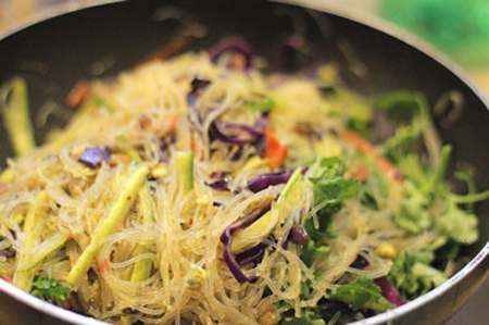 Cuối cùng cho miến vào đảo nhẹ tay, để miến trộn lẫn với hỗn hợp rau củ, nêm nếm lại tùy theo khẩu vị của bạn.