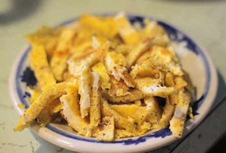 Trứng đánh tan vào bát, thêm nửa thìa nhỏ muối, một ít hạt tiêu và một ít nước lọc. Đun nóng một ít dầu ở chảo, rán trứng chín, đợi trứng nguội thái sợi.