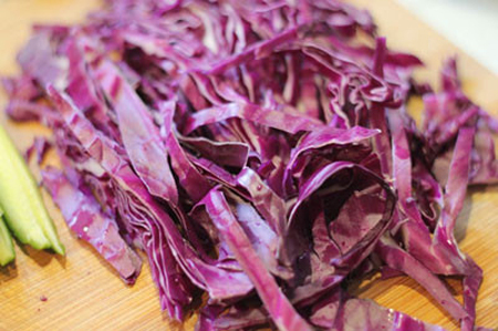 Bắp cải tím rửa sạch, thái nhỏ.