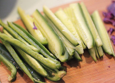 Dưa leo rửa sạch bổ đôi, bỏ ruột dưa, thái sợi dài. Ớt chuông rửa sạch, móc bỏ hạt, thái sợi dài.