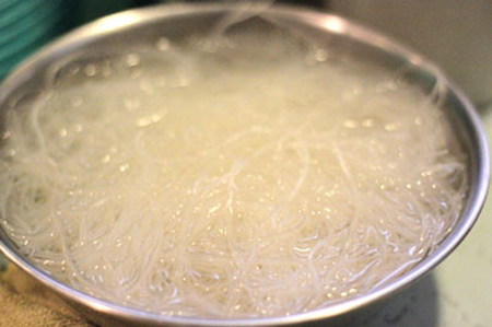 Miến dùng tay rũ cho tơi ra, ngâm miến vào âu nước lạnh khoảng 10 phút.