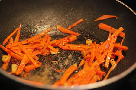 Cà rốt cạo vỏ, thái sợi nhỏ.