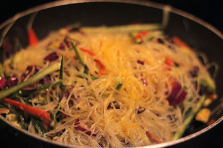 Cho dưa leo, trứng, ớt vào đảo cùng, nêm gia vị cho vừa ăn.