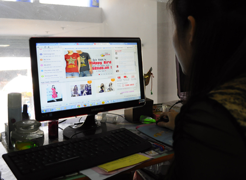 Năm 2013, giá trị các giao dịch thương mại điện tử của Việt Nam ước đạt 2,2 tỷ USD và có thể tăng lên hơn 4 tỷ USD vào năm 2015 nhờ lượng người dùng Internet ngày càng lớn.
