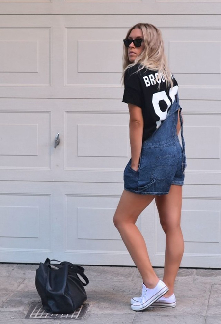 Mix jumpsuit với giày thể thao cho vẻ ngoài năng động.