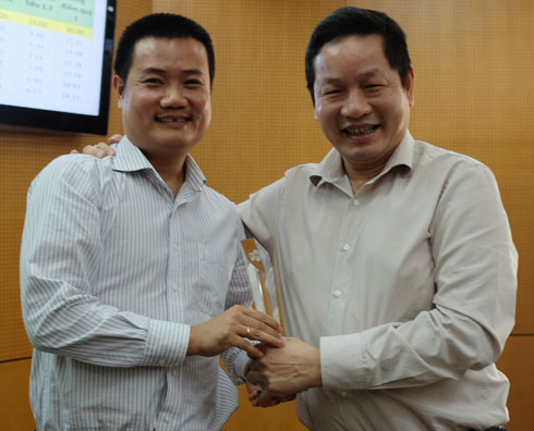 Chủ tịch HĐQT FPT Trương Gia Bình trao cup lưu niệm cho Kế toán trưởng FPT Retail Trần Đức Quý, đơn vị giành giải Nhất quý 1. Ảnh: Lâm Thao.