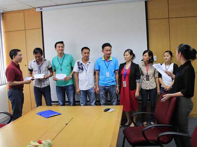 Giám đốc FSU1 Hoàng Việt Anh trao thưởng cho người giới thiệu ứng viên. Ảnh: FSO.