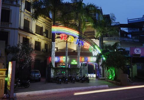 vào quán karaoke ngân nga những bài hát bất hủ được họ rỉ tai nhau khá nhiều trên các diễn đàn.