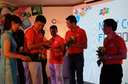 CTO FPT Nguyễn Lâm Phương trao thưởng cho đại diện các đơn vị có sản phẩm công nghệ được trao giải. 5 sản phẩm được vinh danh tại sự kiện gồm có: eMobiz của FPT Software, FPT Play của FPT Telecom, Editor của FPT Online, Notis của FTS