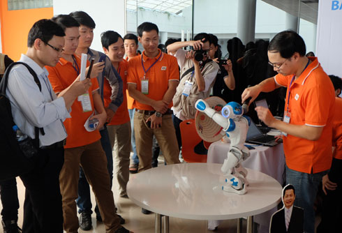 Trước khi sự kiện diễn ra, rất nhiều người dành sự quan tâm cho robot của FPT.