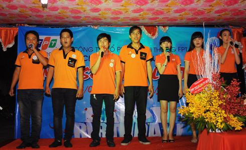 Nhóm CBNV khởi động bằng bài hát hào hùng Đại đoàn FPT.