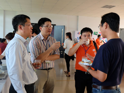 Đại diện VIB Bank chia sẻ với Giám đốc Công nghệ FPT IS Đào Gia Hạnh và đại diện Cisco Việt Nam Phan Thanh Sơn.