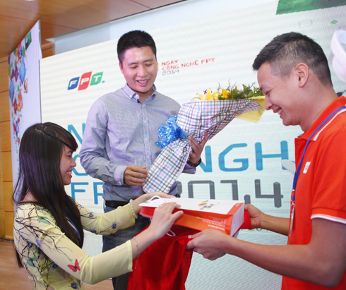 Diễn giả Vương Quang Khải, MC Vũ Anh Tú và Lễ tân của chương trình đều bất ngờ khi một chuyên gia công nghệ đề nghị anh Tú nhường việc tặng hoa cho diễn giả cho cô lễ tân xinh đẹp,.