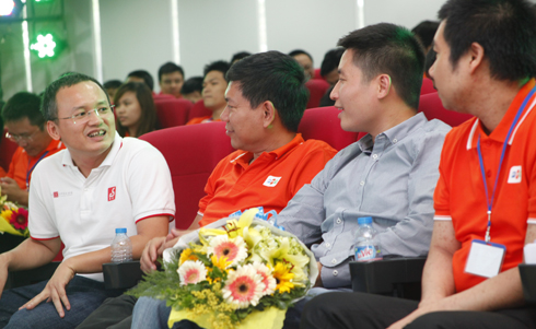 Từ trái qua: Anh Nguyễn Đắc Việt Dũng, Chủ tịch Sendo.vn, anh Nguyễn Lâm Phương và anh Vương Quang Khải, 3 người bạn trong số