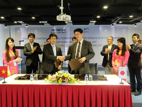 TGĐ FPT Software Nguyễn Thành Lâm cùng Phó CT Hitachi ký kết kinh doanh