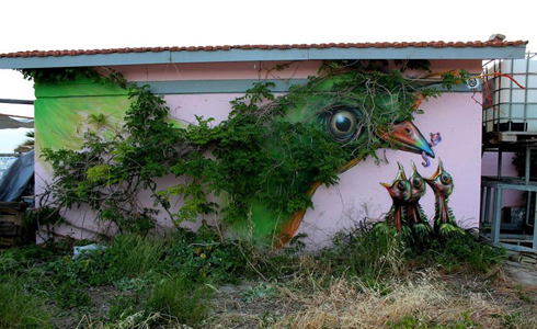 Chim mẹ mớm mồi, Athens, Hy Lạp.