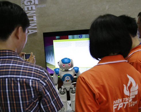 Chú robot lần đầu ra mắt nên được rất nhiều người FPT quan tâm.