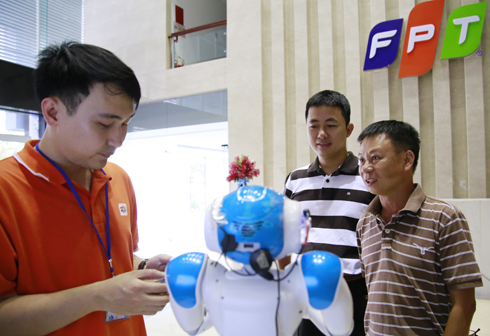 Anh Lê Văn Nắm, Phó GĐ Trung tâm Hệ thống mạng, FPT Telecom, tìm hiểu sâu hơn về chú robot được Ban Công nghệ FPT phát triển.