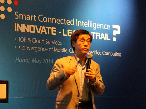 Tiến sỹ Kwok Wu thuyết trình tại Hội thảo Công nghệ của FPT Software tổ chức.