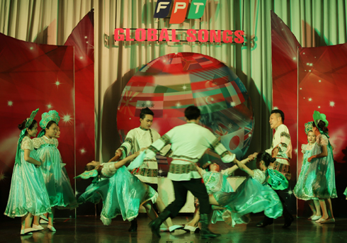 Những cô gái Nga do các người đẹp FPT Trading hóa thân mang vẻ đẹp đầy đặn, khỏe khoắn luôn rạng rỡ nụ cười. Họ lao động hăng say và ca hát, nhảy múa không biết mệt mỏi. Trong bộ váy Nga truyền thống, các cô gái xinh đẹp FPT Trading hát chào bình minh đến, hát trong khi trồng cây, hát bên nhau khi hoàng hôn tới.