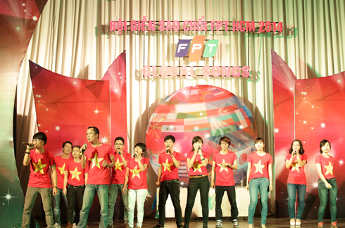 Sau phần quay số may mắn, trong trang phục áo đỏ sao vàng, đội Văn nghệ FPT Telecom đã thể hiện hai bài hát Bay qua Biển Đông và Nối vòng tay lớn trong tiếng vỗ tay cổ vũ của 800 khán giả có mặt tại Nhà văn hóa Thanh Niên.