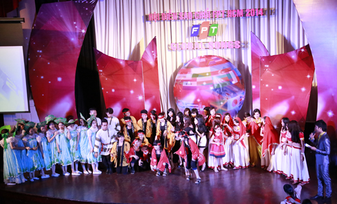 3 đội FPT Trading, FPT Online và FPT Software được mời lên sân khấu nghe công bố giải trong sự hồi hộp.