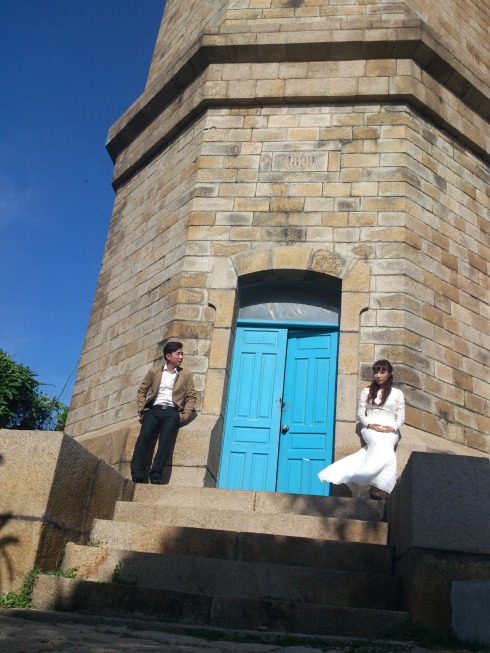 Chịu khó quan sát, du khách sẽ phát hiện đá được xây hải đăng không có 4 góc mà tất cả các khối đá hoa cương dùng để xây ngọn hải đăng đều được chạm khắc thành từng ô, từng hình cạnh khớp với nhau.